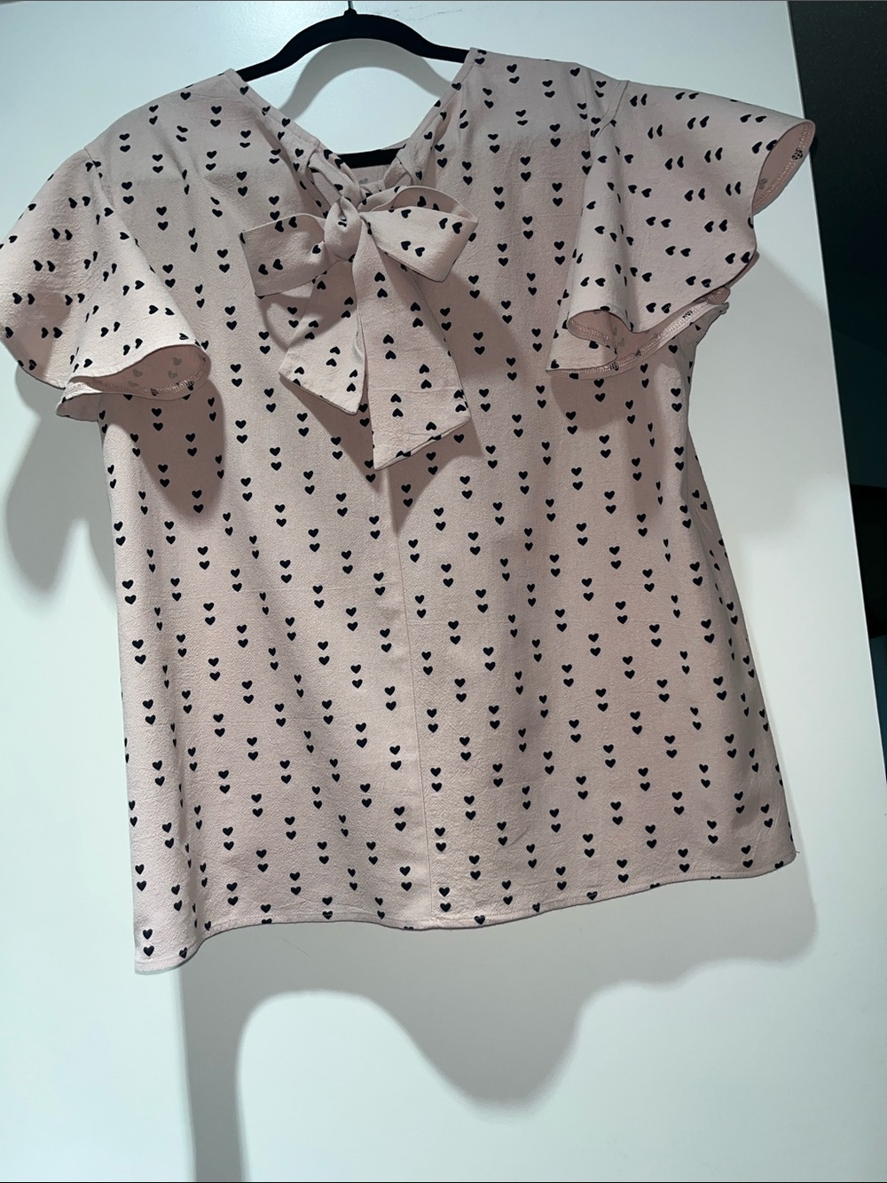 easel NWTs Size Small Pink W/Black Hearts Print Flutter Sleeve Tie-Back Blouse